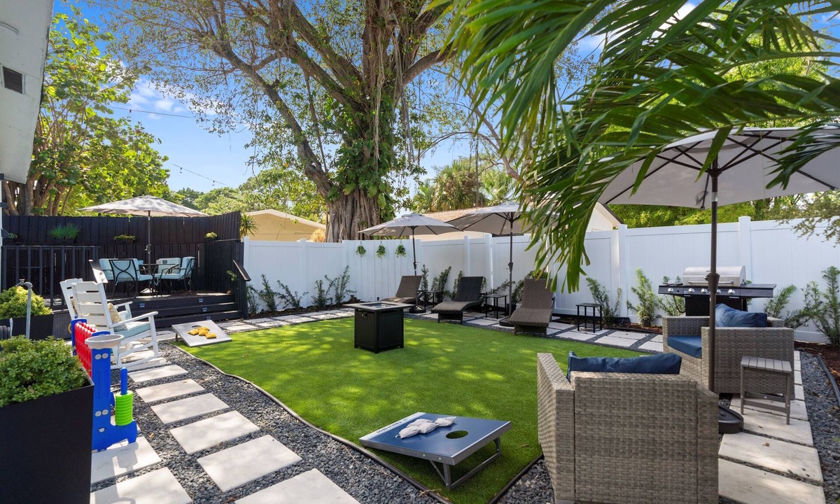 Central Oakland Park House | Tropical Getaway w Huge Yard! BNR Vacation Rentals