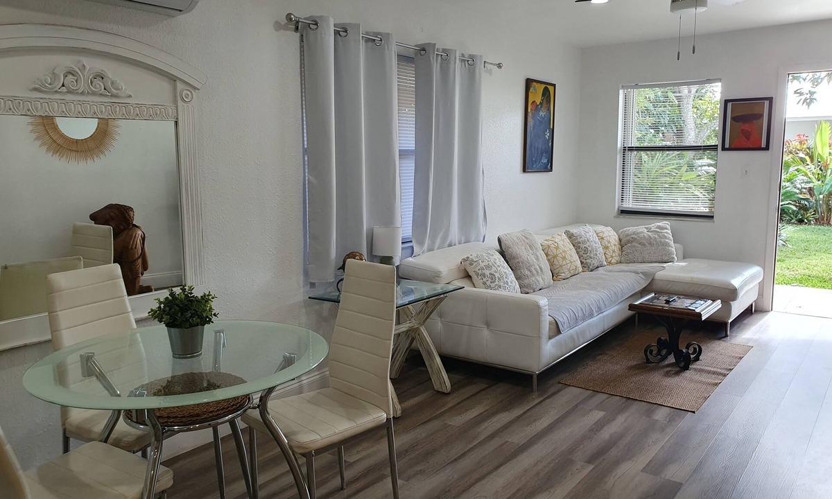 Central Oakland Park Cottage | Tropical Hideway