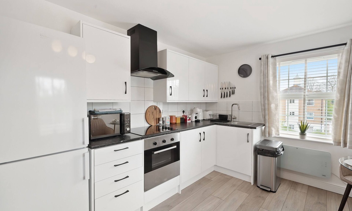 Dunmow Apartment | Tropical Inspired 2-Bedroom Flat