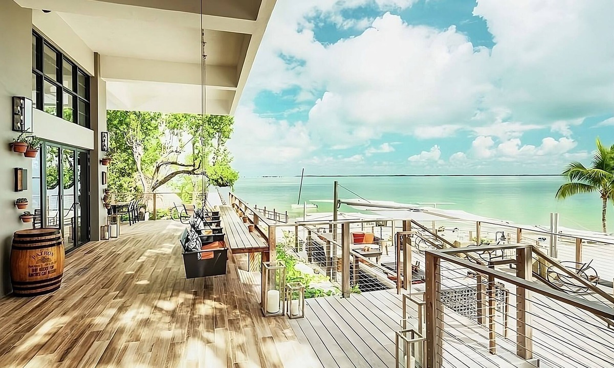 Rock Harbor Hotel | Tropical King Room Featuring Hammock Views