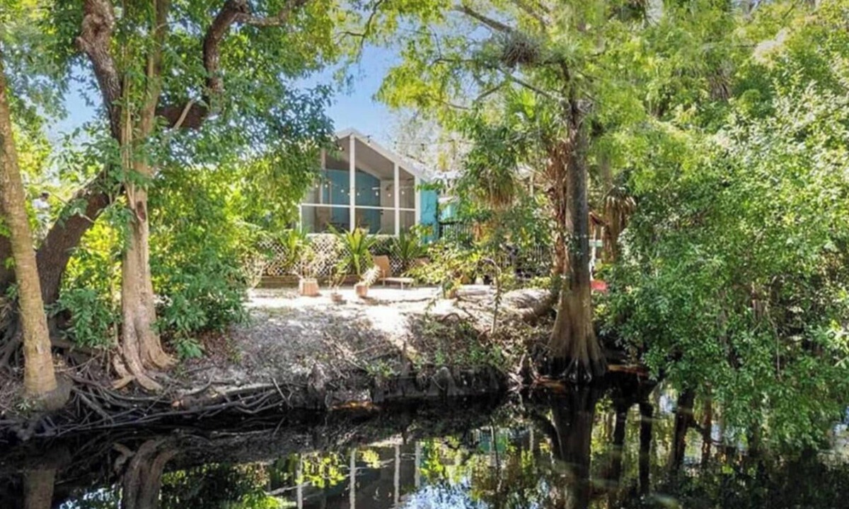 Bonita Springs Cabin | Tropical Lakefront Retreat | Hot Tub + Kayak