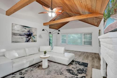 Sailboat Bend House | Tropical Oasis 2BR House w Pool