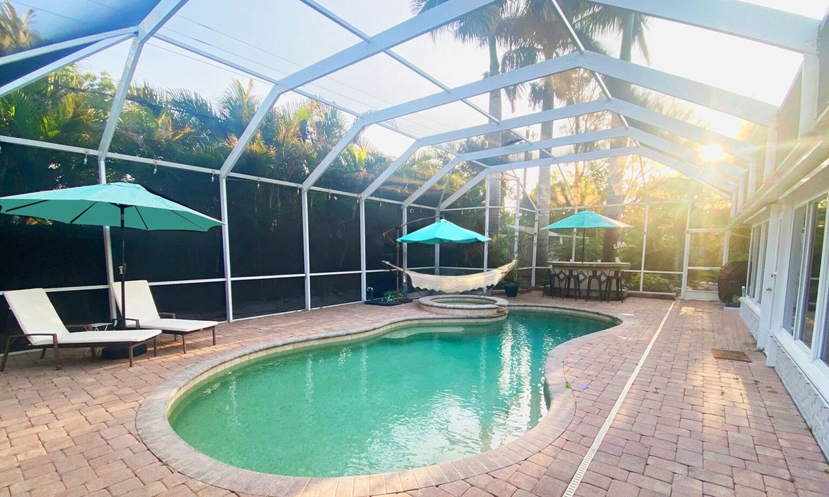 Arlington Park House | Tropical oasis w/heated pool 3BR + bonus room