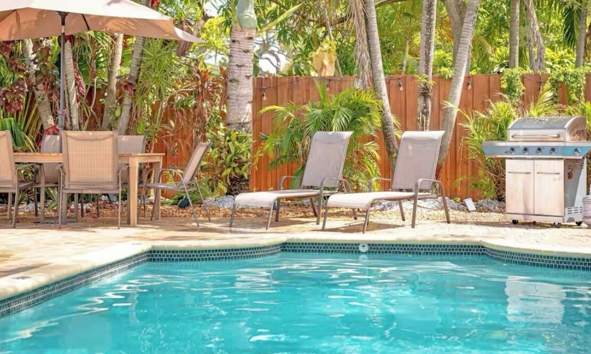 North Andrews Gardens House | Tropical paradise, 3/2 house near the beach, heated pool