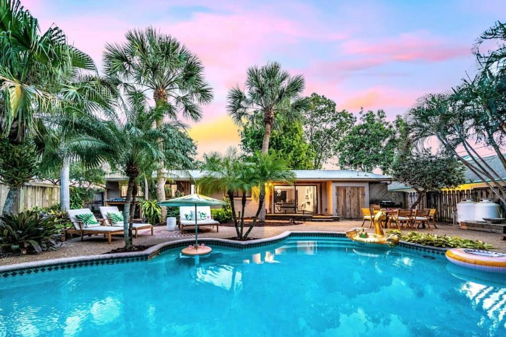 South Corals House | Tropical Pool Tiki Heaven