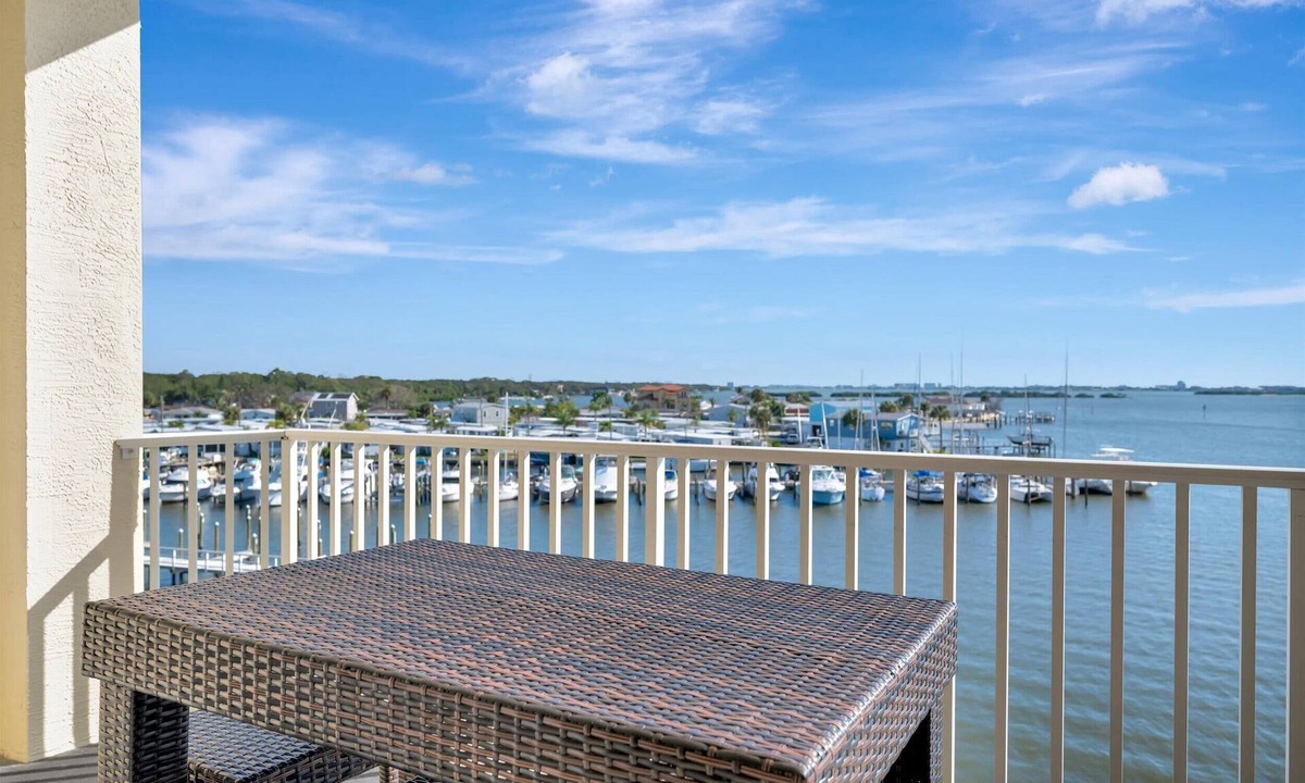 St. Petersburg Apartment | Tropical Resort! Heated Pool & Hot Tub Bar & Grill
