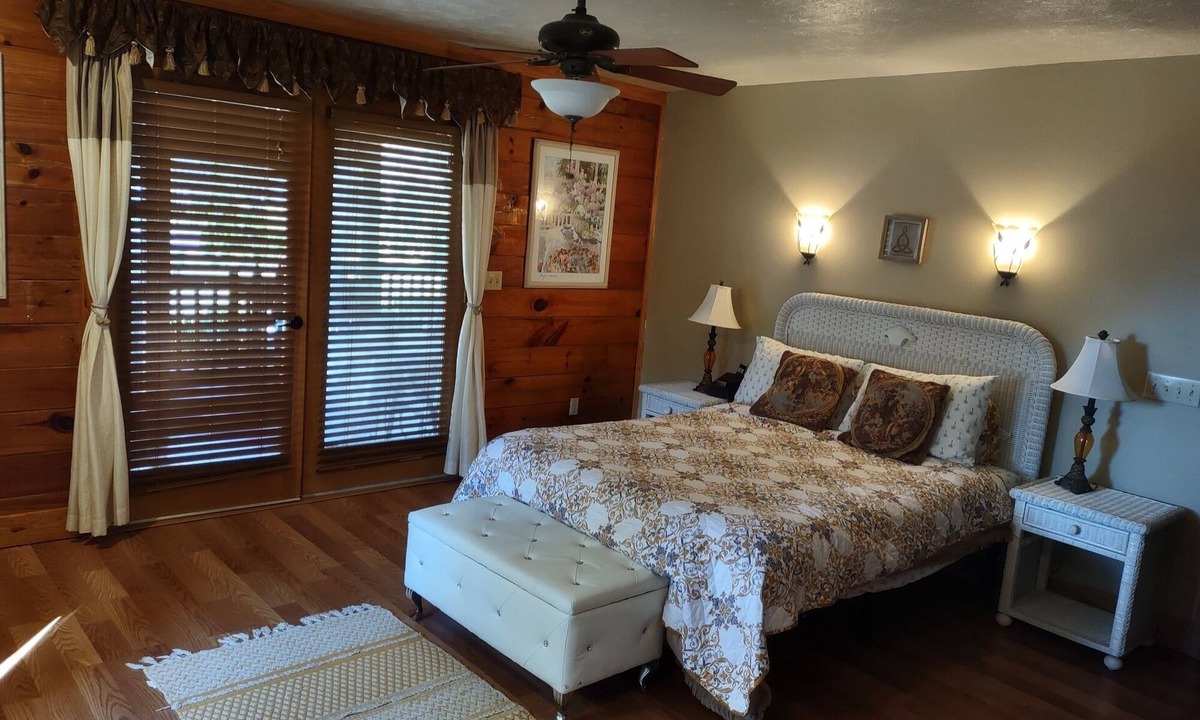 Lake Helen Apartment | Tropical Room at Cabin on the Lake