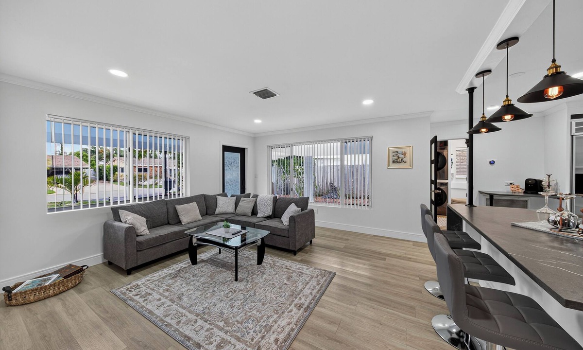 Central Business District House | Tropical South Florida Home