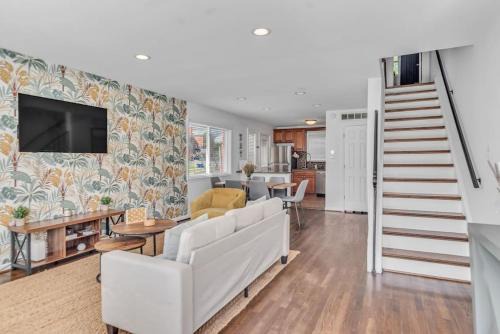 Seminary Hill House | Tropical Style Oasis with Modern Comfort