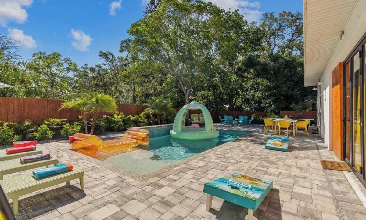 Bradenton House | Tropical Vibe 6BR Sleeps 21 Heated Pool Hot Tub