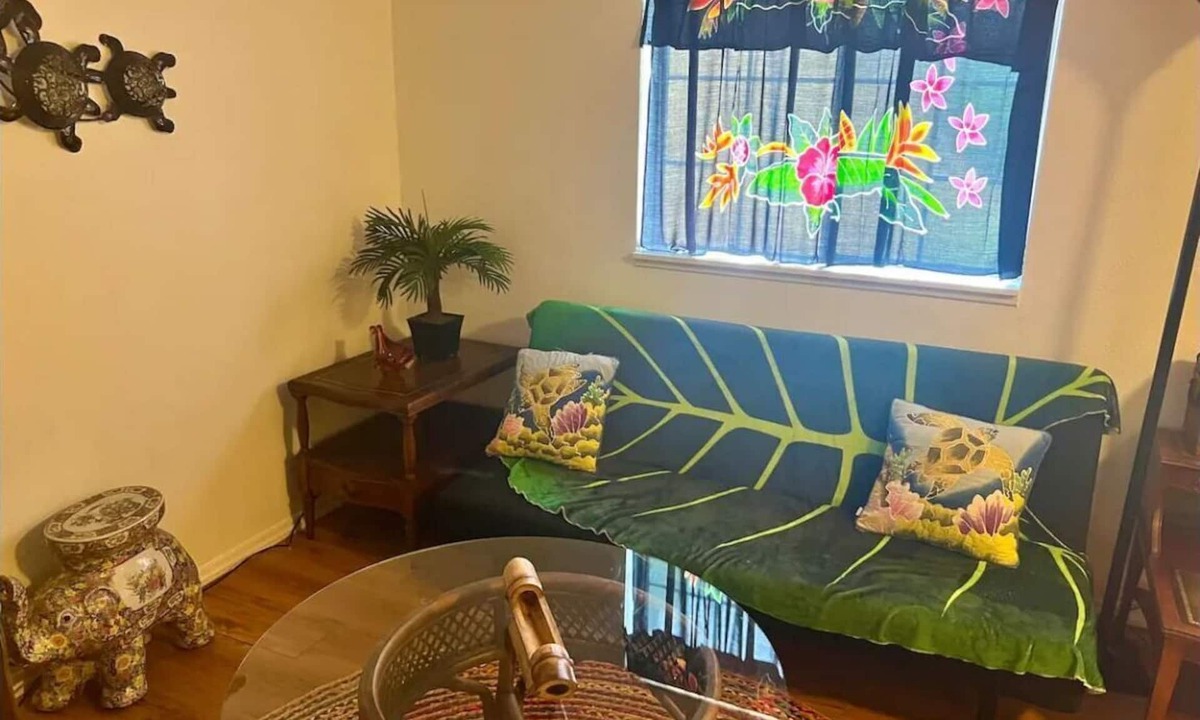 Grants Pass House | Tropical Vibes in the Pines