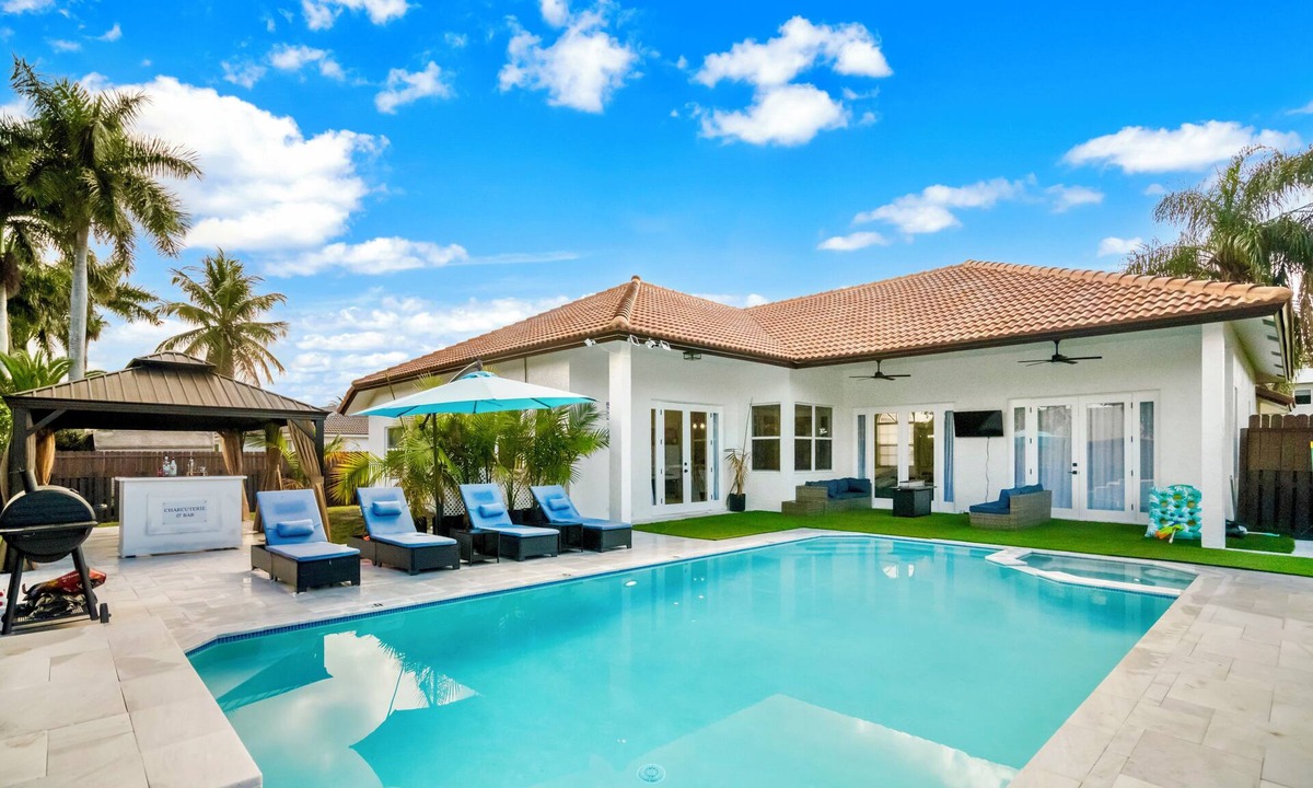 Sunrise House | Tropical Villa Retreat - Pool Game Room Lounge