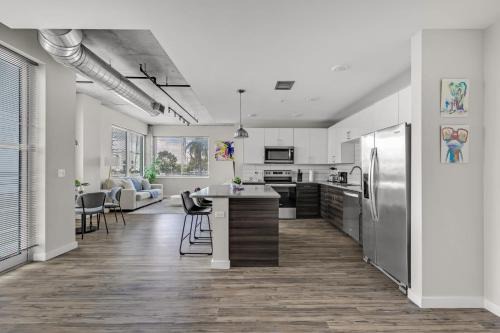 St. Petersburg Apartment | Tropicana Stadium 2 Bed In DWTWN With Free Parking