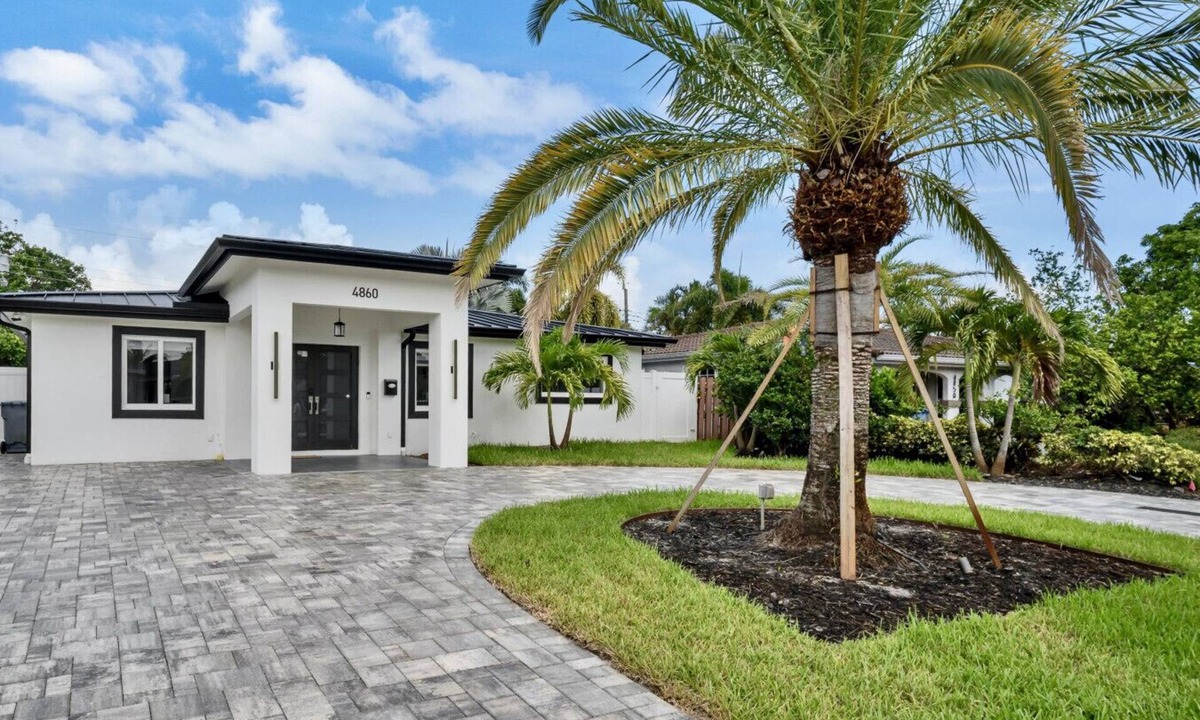 North Andrews Gardens House | TropiCasa - new construction
