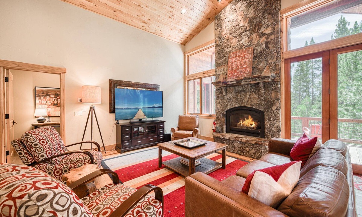 Truckee House | Truckee Timbers at Gray's Crossing By Tahoe Getaways- Game Room + Hot Tub + EV