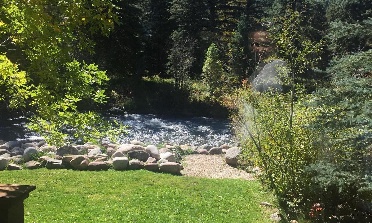 Durango House | True Colorado Log home backing to the river