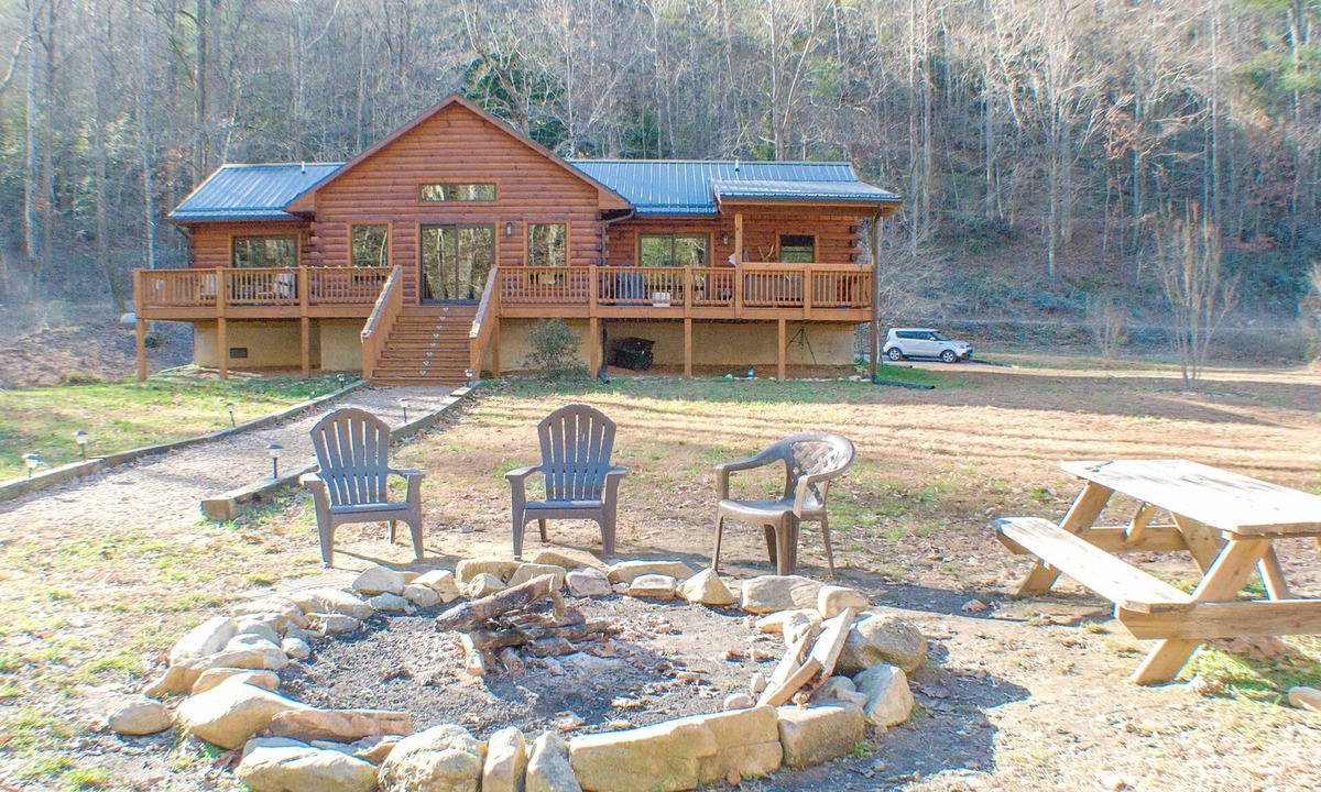 Deep Gap Cabin | True Log Cabin 3/2 Fiber OPTICS, Trout-Stocked Creek, Hot Tub !