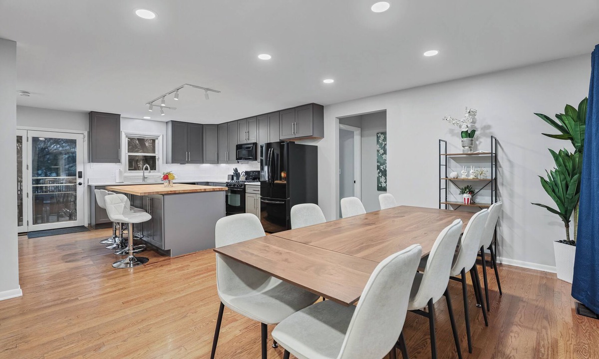 Naperville House | True: NEW Phenomenal 5BR-2BT Spacious House with Fenced in Playground