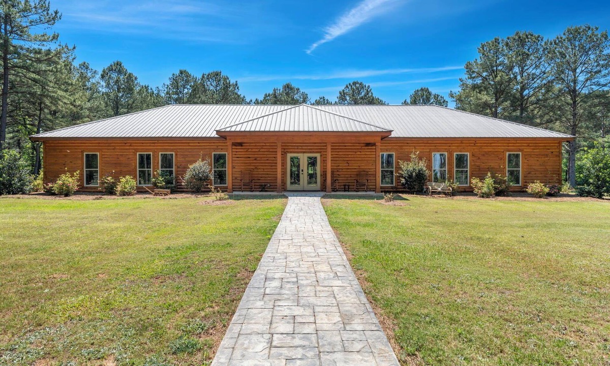 Fort Valley Cabin | Tucked away in the quiet countryside of Fort Valley, GA, the Inn is an ideal setting for corporate retreats, family reunions, or group getaways.