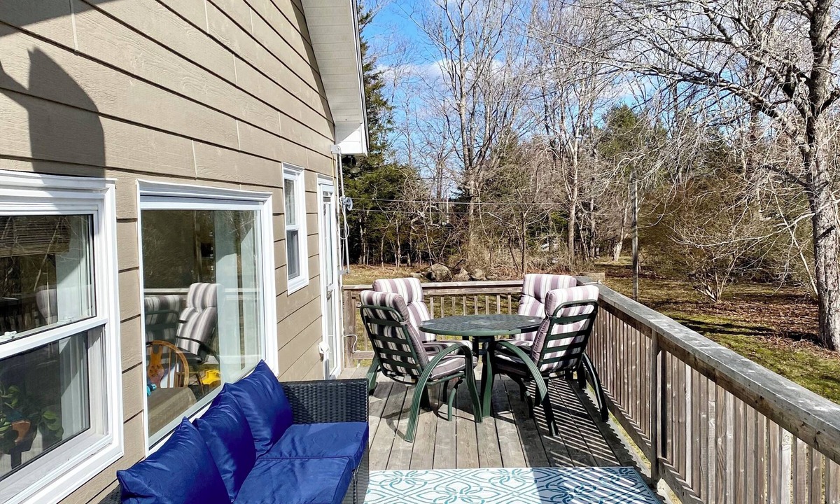 Chester House | Tucked Away Treasure- Cozy 2 bed house, large yard and pets welcome!