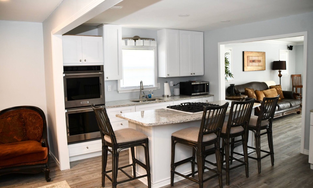 Natchez House | TUCKED AWAYn3 Bed 2 Bath, Modern Kitchen, 2 Living Areas