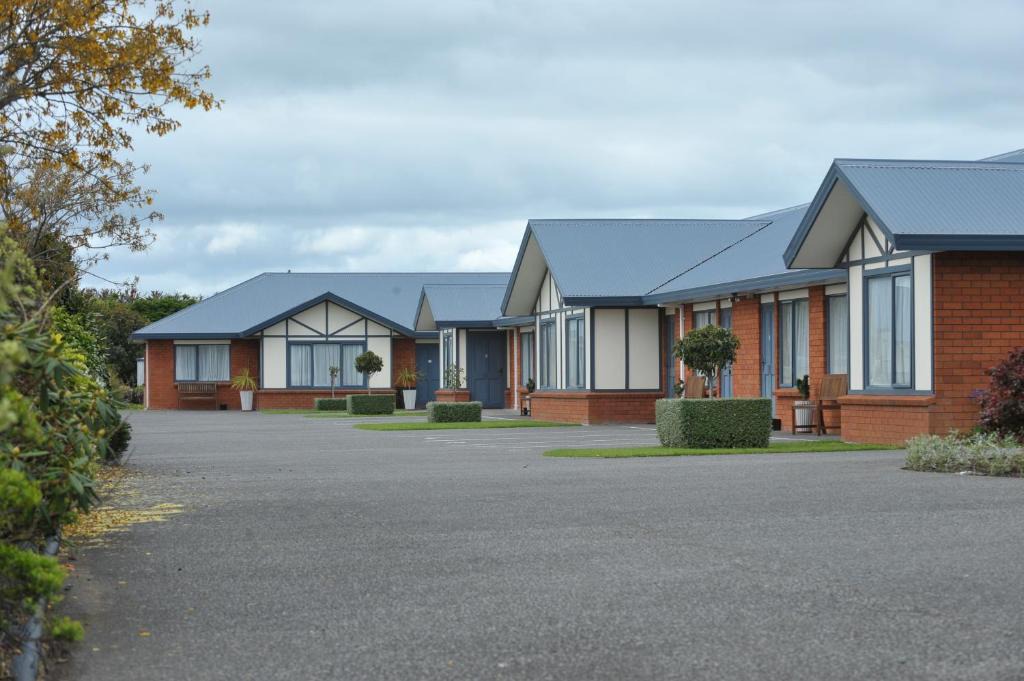 Hawera Hotel | Tudor Lodge Motel
