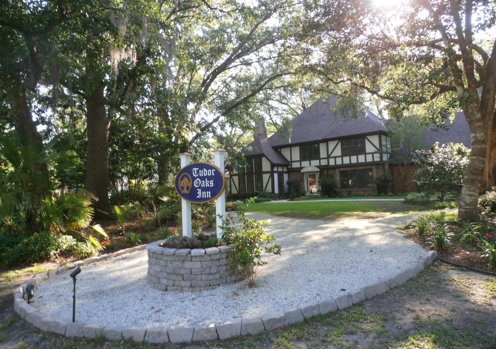 Summerville Bed & Breakfast | Tudor Oaks Inn