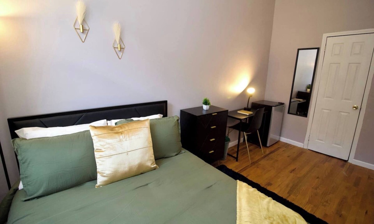 Bedford-Stuyvesant Apartment | Tuk Ahoy - Emerald Suite (2C)