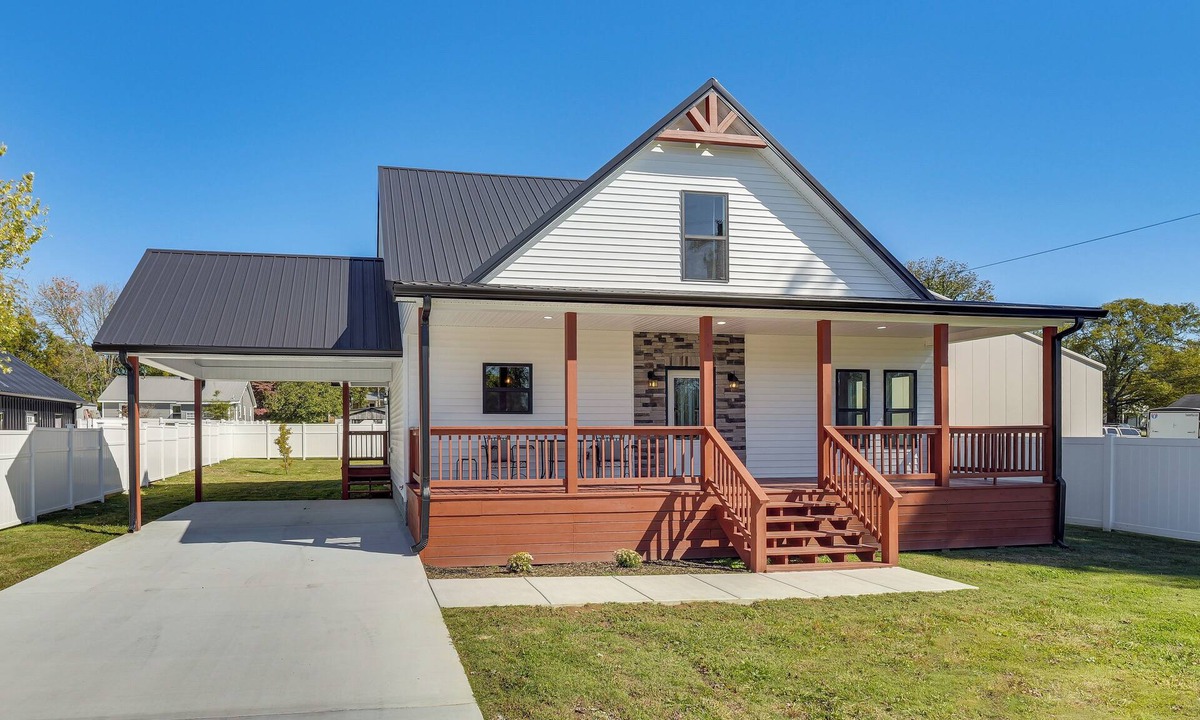Tullahoma House | Tullahoma Whiskey Trail Base w/Yard & Fire Pit