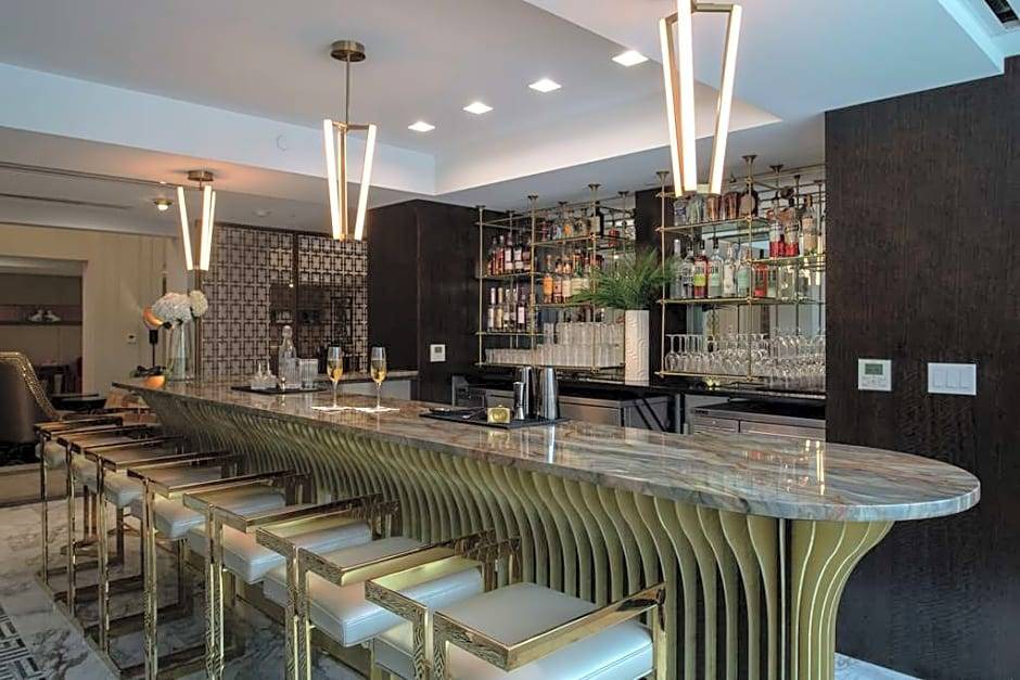 Downtown Tulsa Hotel | Tulsa Club Hotel, Curio Collection by Hilton