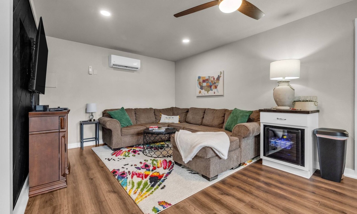 Cherry Street House | Tulsa Getaway w/Pergola-Grill-TV's & Personal AC/Heater in Every Bedroom