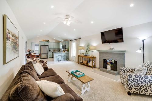 Cherry Street House | Tulsa Vacation Home ~ 3 Mi to Downtown