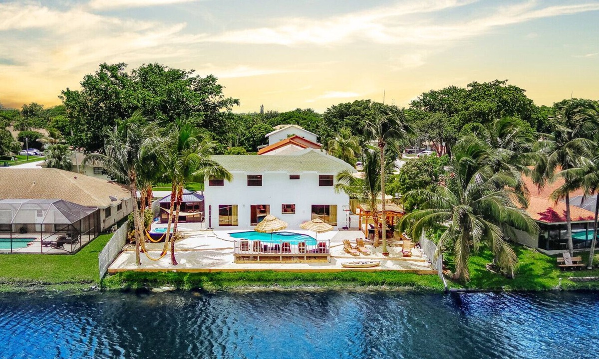 Pembroke Pines Villa | Tulum Villa a Waterfront Villa Beach, Game Room, Cinema & Spa