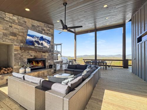Ridgeline Vistas House | Tune Inn