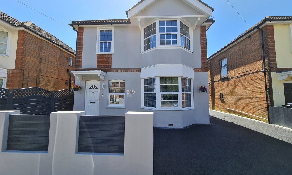 Bournemouth Villa | Turay Villa with Hot Tub