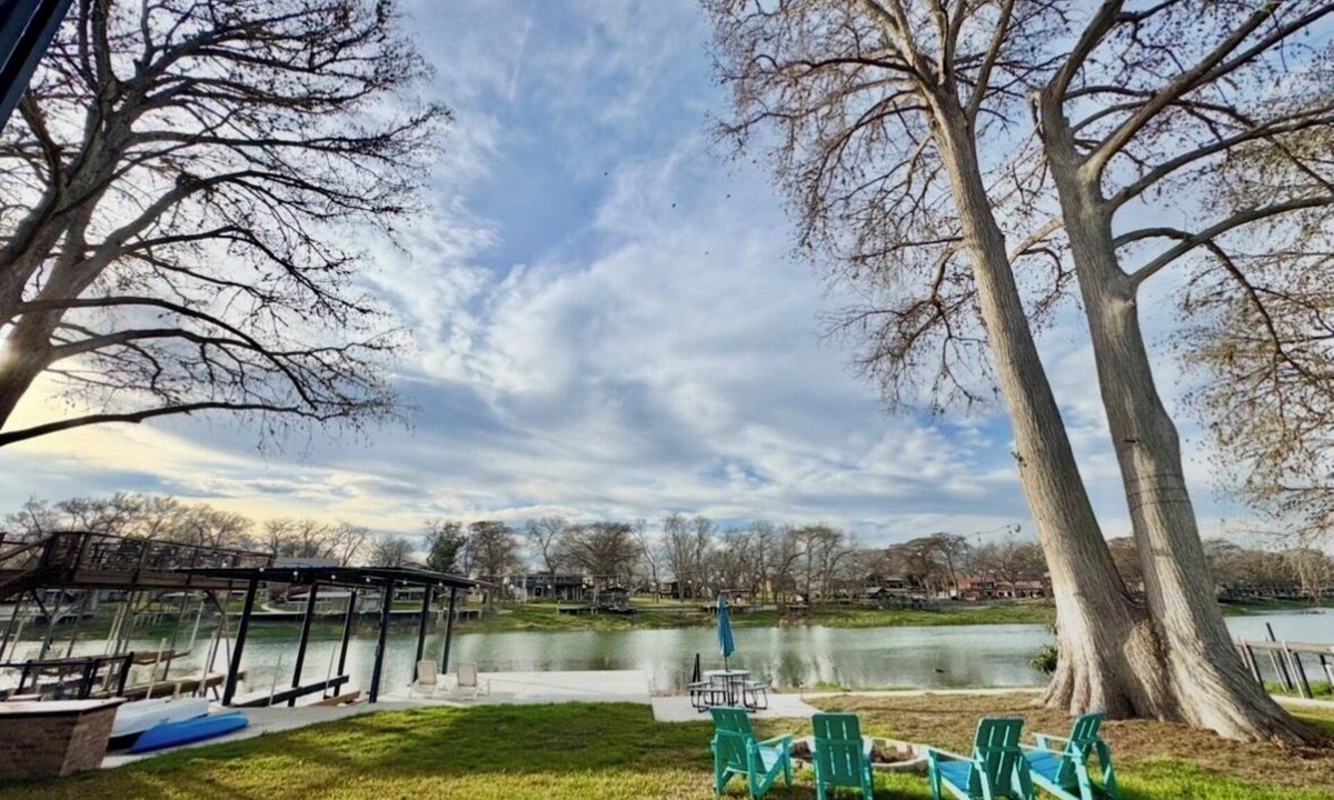 Seguin House | Turtle House-Pool Table-Shuffle Board-5 Bedrooms-Sleeps 12!
