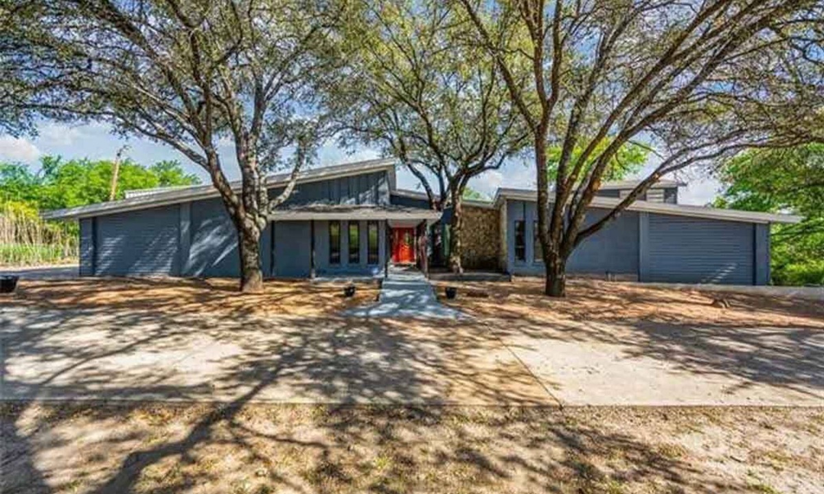 Fort Worth House | Turtle Manor by Benbrook Lake