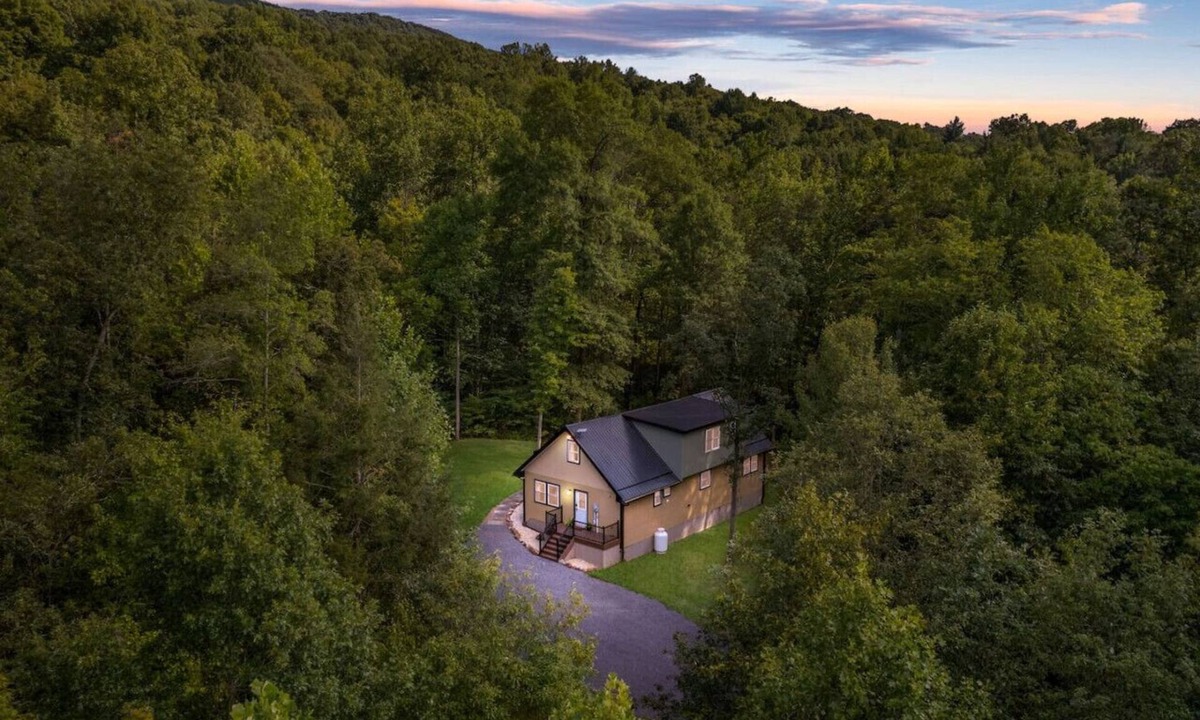 Orbisonia Cabin | Tuscarora Mountain Retreat | Hot Tub, Hiking, Family Cabin