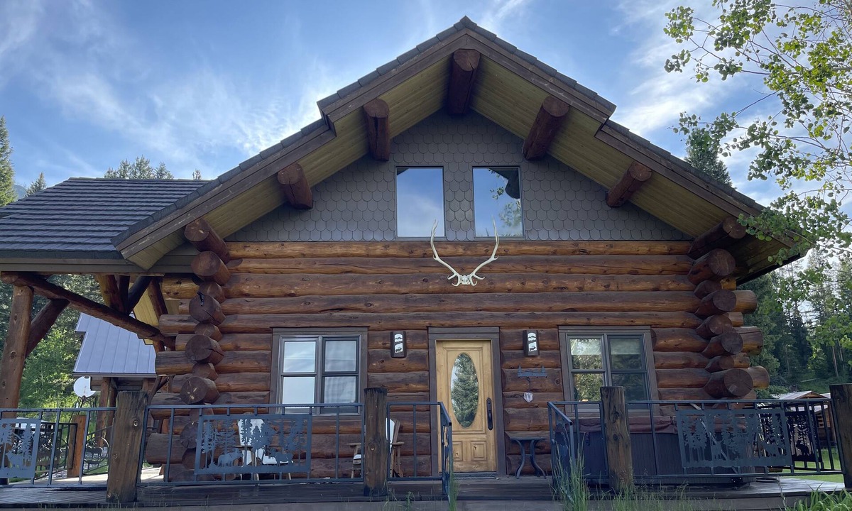Park County Cabin | Tweek's Cabin- luxury cabin with yard, fire pit, and hot tub!nn