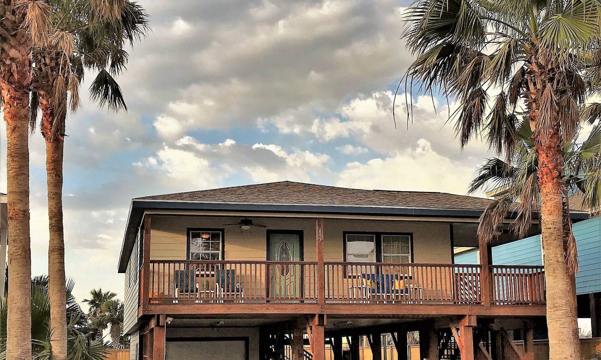 Leeward Sands House | Twelve Palms-Pet Friendly, Golf Cart Zone, Close to Beach, Downtown, City Pool