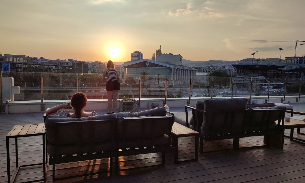 El Parc i la Llacuna del Poblenou Hostel | Twentytu Hostel Barcelona