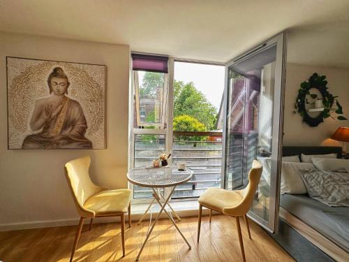 St. Margarets and North Twickenham Apartment | Twickenham studio private apartment