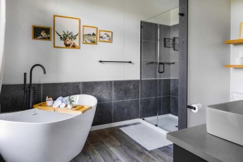 Shippenville House | Twilight Haven - Hot Tub