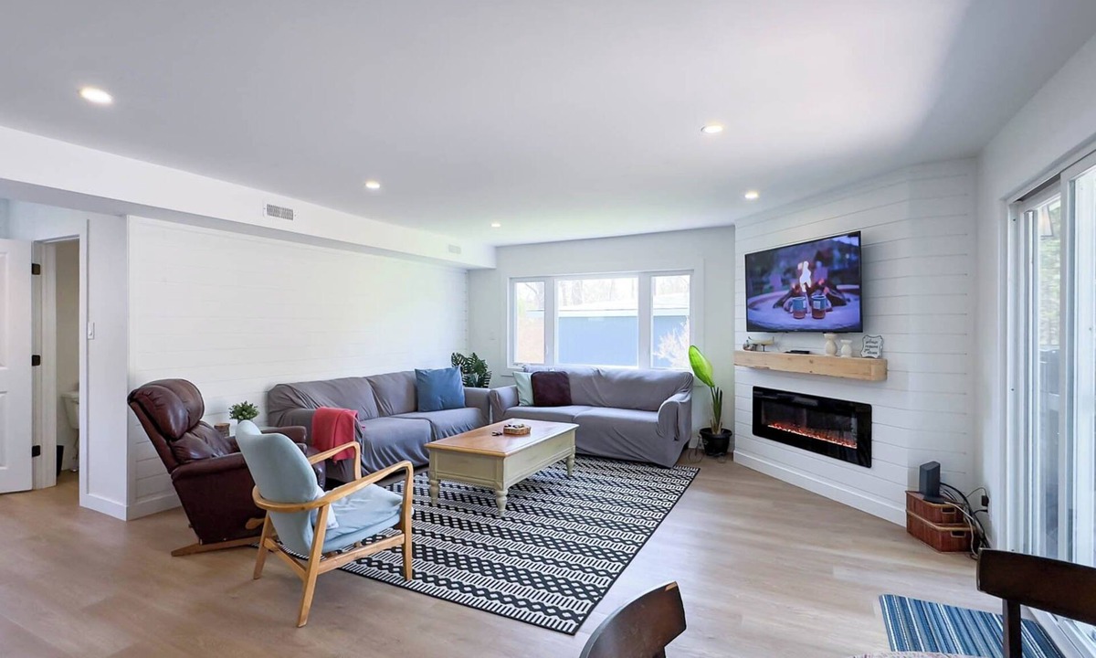 Kincardine Cottage | Twilight Haven, Short walk to Lake Huron