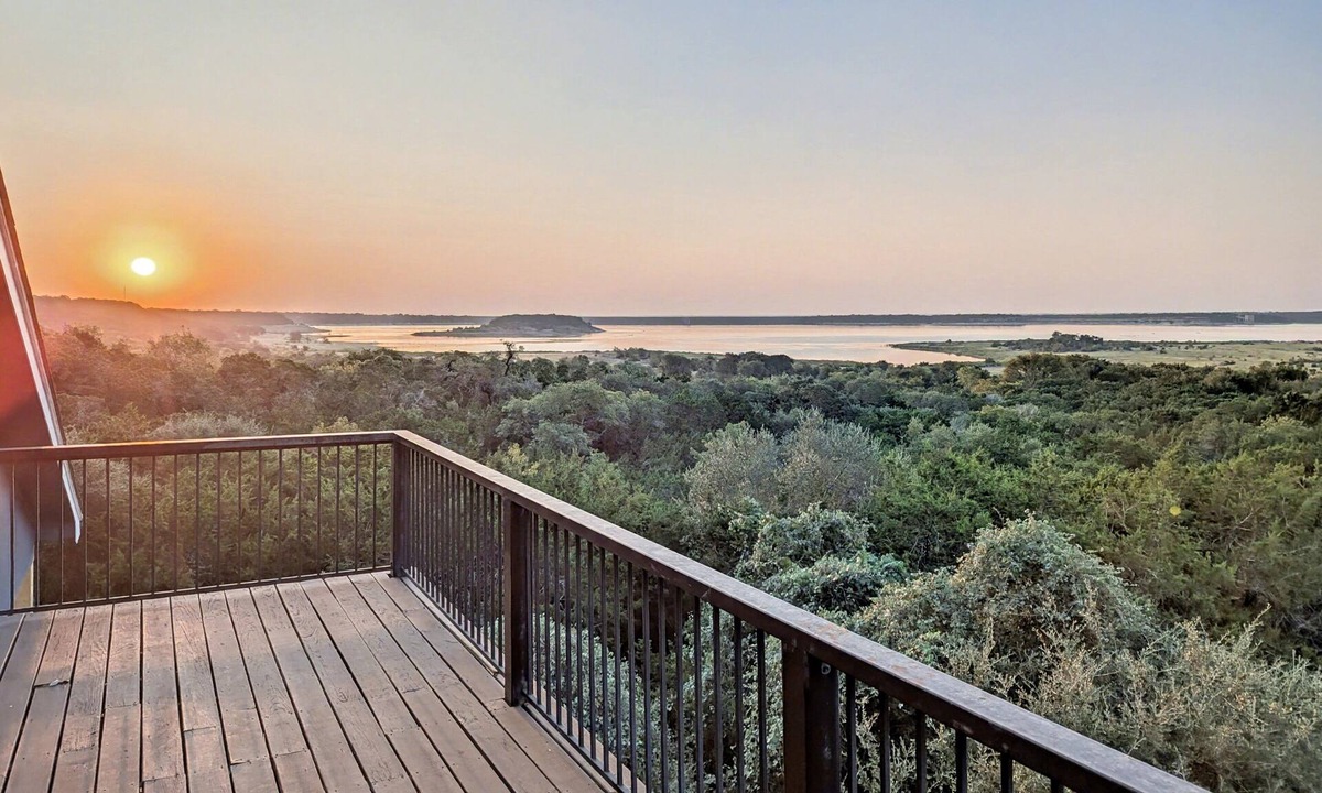 Belton House | Twilight Hollow | Top Floor Lake Retreat for 8
