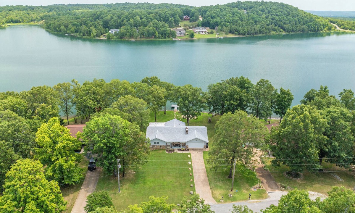 Horseshoe Bend House | Twilight Lodge on Diamond Lake - Waterfront Home