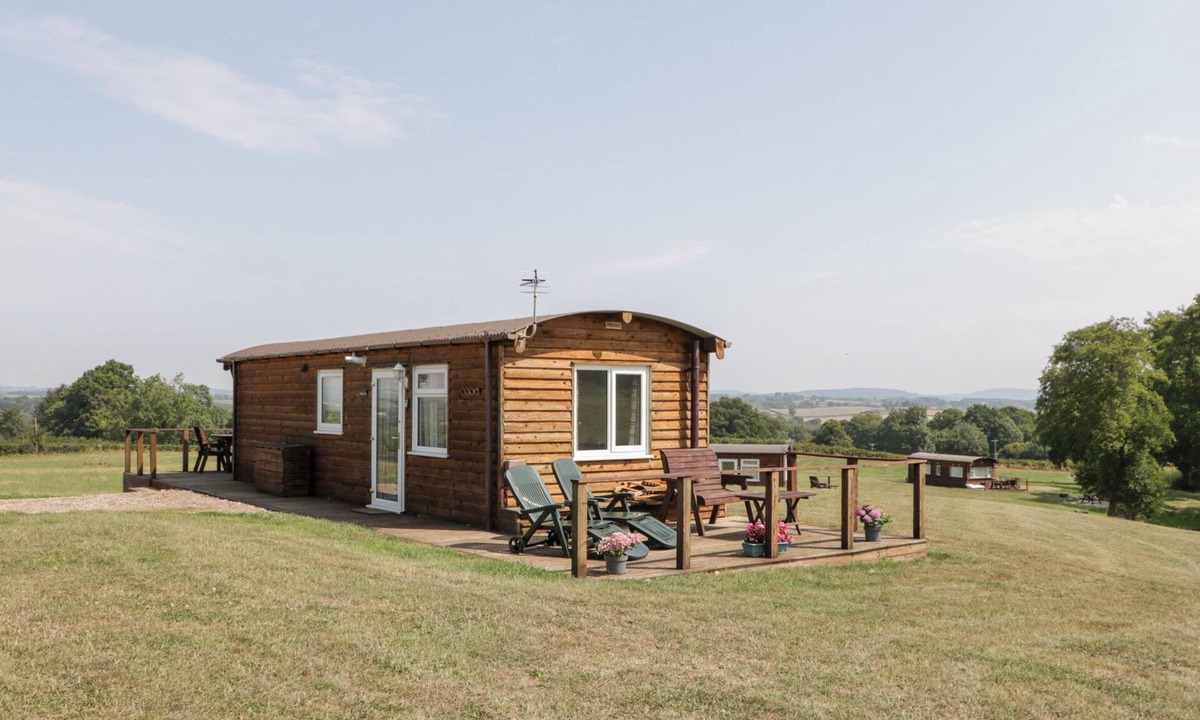 Llanvair Kilgeddin Cottage | TWILIGHT, with a garden in Raglan