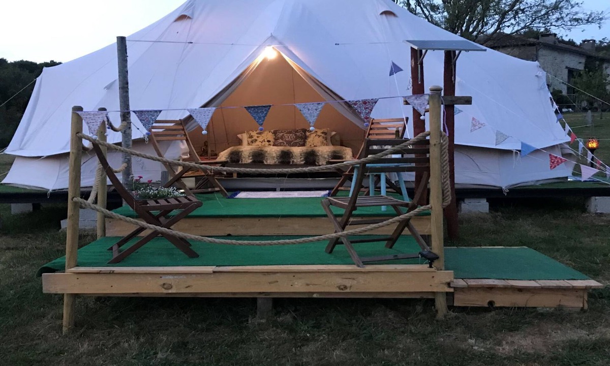 Le Vieux-Cerier Cabin | Twin Emperor Tent - Bbq, Pool & Pet Friendly