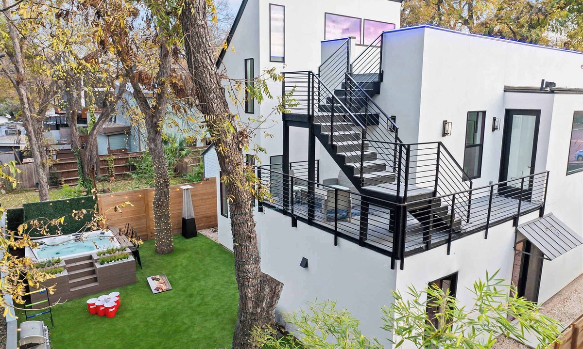 East Cesar Chavez House | Twin Homes Oasis - Hot Tub near Downtown Austin