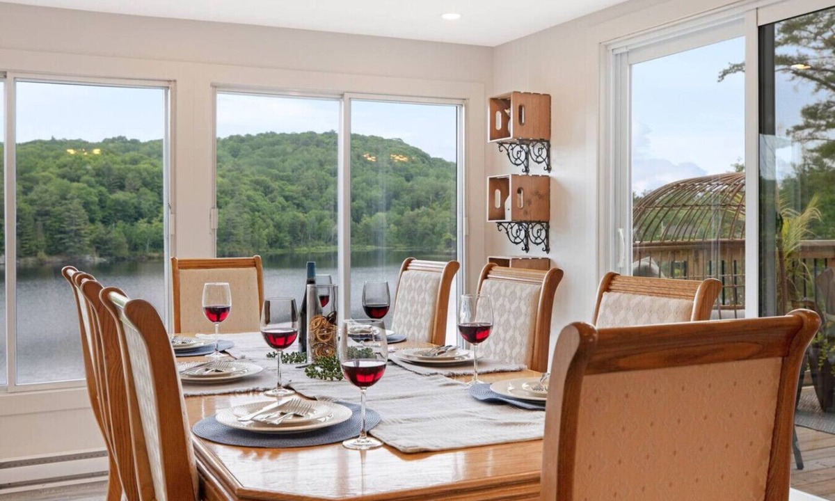 Val-des-Monts Cottage | Twin Lake Retreat - Hot Tub & Private Beach